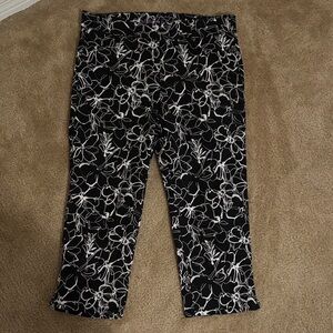 Gloria Vanderbilt Black Floral Outline Capris